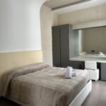 Camera grigio avorio con letto matrimoniale