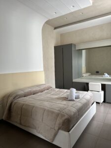 Camera grigio avorio con letto matrimoniale